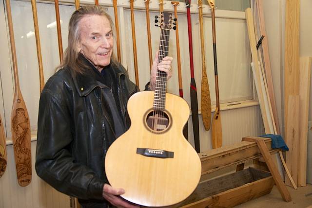 Gordon Lightfoot poses with a guitar at the Canadian Canoe Museum