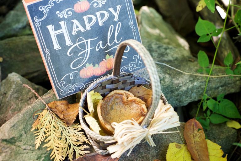 Butter tart in a basket with a sign that reads 