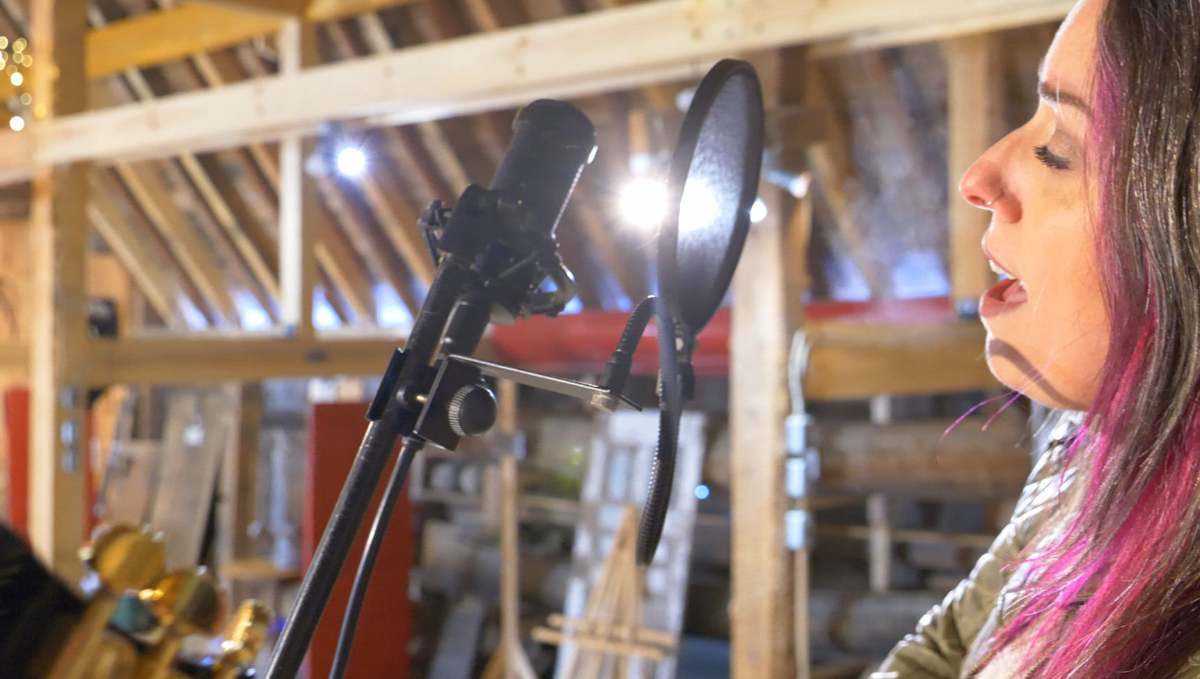 Closeup of Kelly Burrows singing in the Murphy Barn at Kawartha Settlers' Village